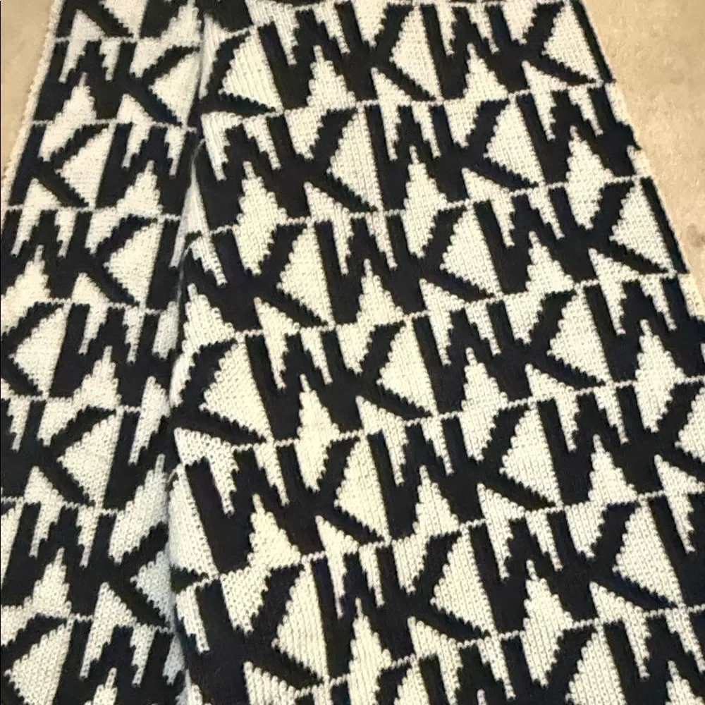 Black and White Logo Scarf MICHAEL KORS - Never Worn - Warm Winter Scarf